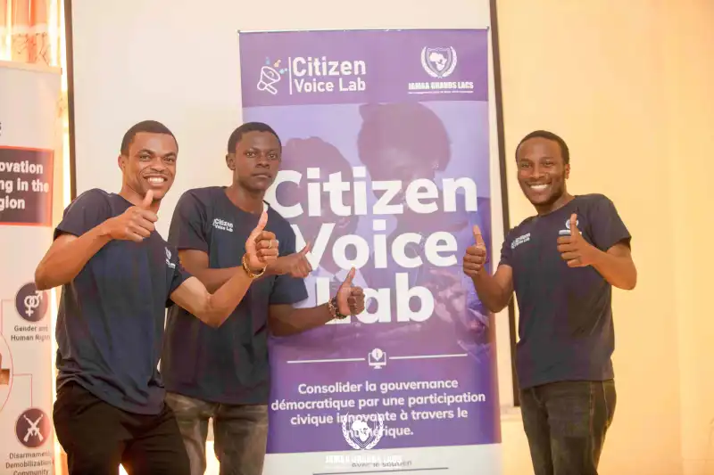 Image Être citoyen, ce n’est pas seulement voter une fois tous les cinq ans. C’est s’informer, s’exprimer, agir et influencer positivement les décisions qui façonnent notre communauté. Chaque idée, chaque action, chaque voix compte. Quand les citoyens s’impliquent, les choses changent : les écoles s’améliorent, les quartiers deviennent plus sûrs, les institutions deviennent plus transparentes.  Chez Citizen Voice Lab, nous croyons que la démocratie ne vit que lorsque les citoyens prennent la parole.
 ➡️ Engage-toi. ➡️ Propose. ➡️ Participe.