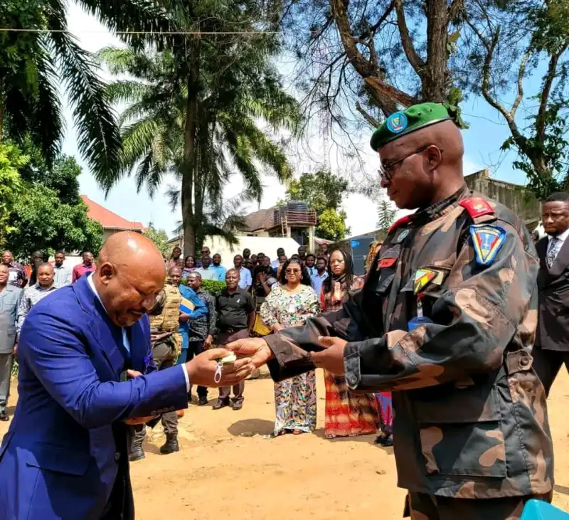 Image Est-ce telle une gestion de crise ?

Tandis que la situation s’envenime sur les lignes de front et que tout le monde devrait être en alerte, concentré sur des actions conformes à l’état actuel du pays, à Béni, on assiste pourtant à la distribution de véhicules “Jeep” confortables aux cadres provinciaux. En quoi ces jeeps vont-elles contribuer à 'état actuel  ?