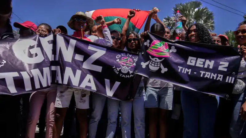 Image ✋ La démocratie est peut-être en déclin dans le monde entier, mais dans toute l’Afrique et au-delà, les jeunes résistent. De la rue aux plateformes en ligne, les militants de la génération Z s’opposent à la corruption, aux inégalités et à l’inadaptation de la gouvernance, nous rappelant que l’avenir de la démocratie dépend de sa capacité à tenir ses promesses.

Dans son article, McDonald Lewanika appelle à repenser fondamentalement la façon dont la démocratie est structurée et socialisée. Il soutient que pour restaurer la légitimité, les gouvernements et les acteurs politiques doivent investir dans des institutions inclusives et transparentes et s’engager de manière significative auprès d’une génération qui constitue aujourd’hui la majorité.

🔗 Lien vers l’article complet https://botswana.fes.de/e/democracy-is-in-decline-how-can-we-save-it.html

[Friedrich Ebert Stiftung]