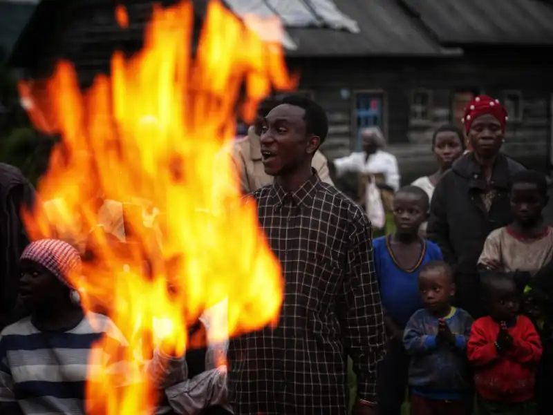 Image Je suis de cette génération qui a refusé de capituler, Celle qui tient le bout de l'espoir, le dernier souffle de l'espérance. Je suis l'espoir qui pousse dans le volcan d'incertitudes, l'amour qui fleurit dans les magmas de haine, Je suis de la dernière génération, celle vouée à changer le monde. 
Après près de deux ans occasionnés par la guerre et le déplacement des populations, imposant ainsi une pause subite et longue des activités culturelles à Sake Territoire de Masisi, après 10 mois de retour des déplacés dans leurs villages, hier le slam est sorti de son cratère pour vomir sa peur, et faire briller l'espoir dans les cœurs de la population de Sake, le collectif Masisi Slam  a offert une soirée slam de résilience au public de Sake. Ça a été pour moi une joie de coordonner cette activité et offrir une prestation devant mon public natal, dans mon village.
#FlammeDeResilience
#masisislam 
#UhuruKnowledgeCenter
📷 @allignond