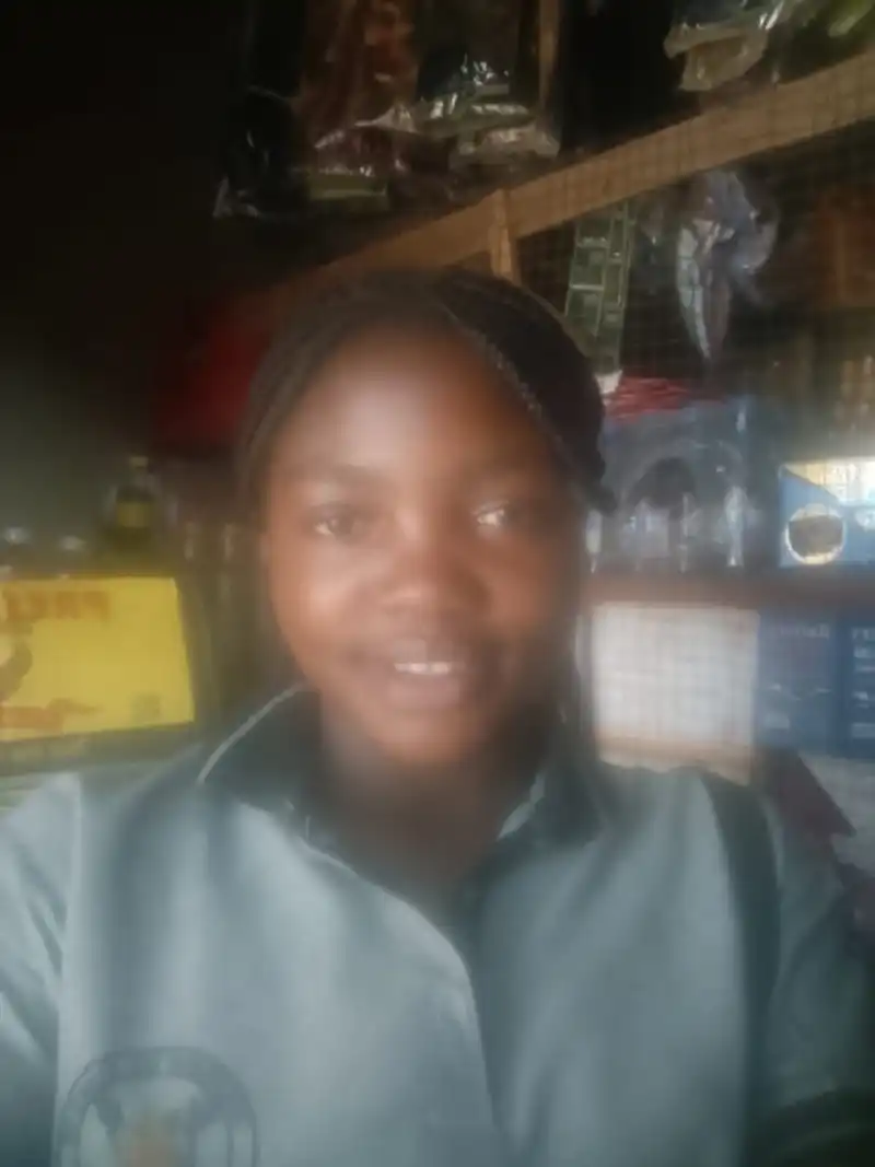 Image Urgence !!!
La société civile forces-vives commune Beu, par la voix de son rapporteur kimbulungu Kabonga Chiffre regrette des énormes dégâts humains et matériels de la forte pluie qui s'est abattue sur la ville de Beu ce vendredi le 30/01/2026 pendant la journée vers 14h50 à laisse derrière elle un bilan décevant   dans la commune Beu où nous venons de perdre notre sœur répondant au nom de kavugho sadiki Dieula, âgée de 18 ans, habitant dans le quartier Butanuka, cellule Butanuka à tragiquement perdu la vie après été foudroyée son corps est au centre de santé de cepac kalongo à Butanuka. En dehors de cela il y a aussi plus les toiles de plus 10 maisons et des salles des classes de l'EP butanuka dans le quartier Biautu qui ont été emportés par le vent violent de la pluie. 
Nous appelons à la prise de conscience collective face aux conséquences des intempéries. Nous demandons aux autorités et nos partenaires d'intervenir d'urgence pour soulage les familles victimes.