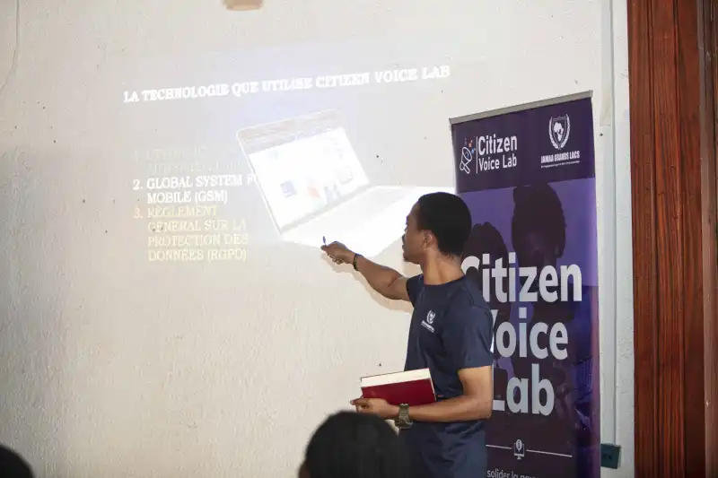 Image Ce samedi, 31 janvier 2026, l'honorable Samuel-Don KATEMBO SEKANABO a eu l'honneur de participer activement au lancement de la plateforme, Citizen Voice Lab, une plateforme numérique dédiée à la promotion de la participation citoyenne active et de la démocratie participative, particulièrement active en République Démocratique du Congo. Cette plateforme permet aux citoyens de s'exprimer, de répondre à des sondages et d'influencer les décisions publiques via les nouvelles technologies. 

Voici plus de détails sur le projet :
*Objectifs* : _Renforcer la cohésion sociale, promouvoir la transparence et favoriser une démocratie inclusive._

*Fonctionnalités* : _La plateforme propose des sondages sur des sujets locaux et nationaux, permettant de partager des avis et de consulter les résultats en temps réel._

*Thématiques* : _Les débats abordés couvrent des sujets variés, notamment la situation sécuritaire dans l'Est de la RDC, des questions de gouvernance, et des droits civiques._

*Initiative* : _Le projet est soutenu par des organisations citoyennes et communautaires, notamment initié par *Jamaa Grands Lacs* pour renforcer la confiance entre citoyens et institutions._

*En somme, Citizen Voice Lab agit comme un outil de plaidoyer numérique pour amplifier la voix des communautés sur les questions de gouvernance et de développement.*

L'atelier s'est tenue à l'hôtel Couronne Royale où le premier Parlementaire de la ville de Beni a créé son compte aux fins d'élever la voix de la jeunesse de Beni aux instances supérieures 

*Le président du parlement des jeunes lance un appel à toute la communauté juvénile de Beni et les autorités de s'approprier cette plateforme qui vise à promouvoir la bonne gouvernance et la citoyenneté responsable.*

CellCom PUJ/VIBEN/2026


_L'AVENIR QUE NOUS CONSTRUISONS ENSEMBLE !_