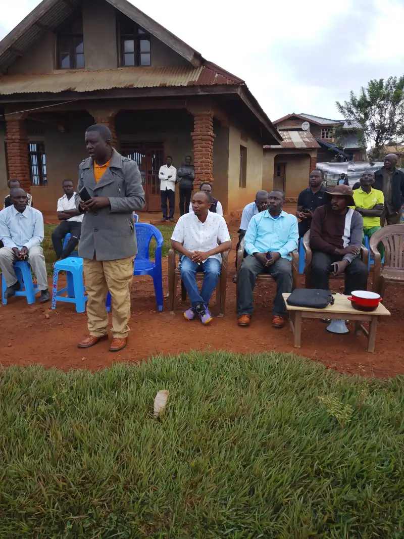 Image L'insécurité aujourd'hui constitue un défis majeurs auxquels sont confrontées notre commune Beu, il y a des cas d'assassinat, vols, tortures, banditisme, délinquance juvéniles et d'autres problèmes qui fragilisent la cohésion sociale est qui entravent le développement communautaire. 
Pour établir un climat de confiance entre la population et les autorités. Les cadres de Base du quartier Benengule ont décides d'organise un dialogue communautaire pour:
- l'écoute mutuelle,
- la participation inclusive,
- la transparence dans la gestion 
- etc
Après avoir analyse les problèmes dans l'ensemble avec la population, les autorités et les acteurs de la société civile locale les décisions ci-après ont été prise: 
- chaque personne est responsable de la sécurité de l'autre et de soit même,
- Formation d'un brigade des jeunes pour la surveillance communautaire,
- Tous le monde a droit de dénoncer,
- construction et réhabilitation des quelques points 
En mettant en œuvre les mesures prises et l'implication de chacun, il est possible que nous réussissons.
Chiffre Kabonga 
Rapporteur sociv/Beu