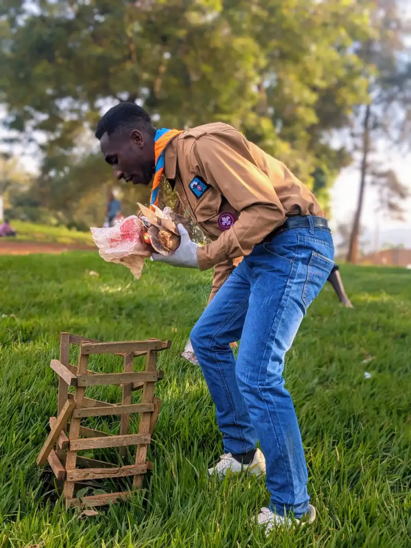 Image Dans l'accomplissement de mes devoirs scouts, avec les autres scouts du district de beni, j'ai pris part aux activités d'assainissement de la place publique pour lutter contre l'insalubrité, et sensibiliser la population à la protection de l'environnement dans le cadre des activités de la quinzaine scout. Ça a été pour moi un moment magnifique d'éduquer la population par l'action, dans une ville où l'insalubrité gène moin, espérant des initiatives adéquates pour pérenniser cette action.
#ASNK
#FESCO 
#scoutisme