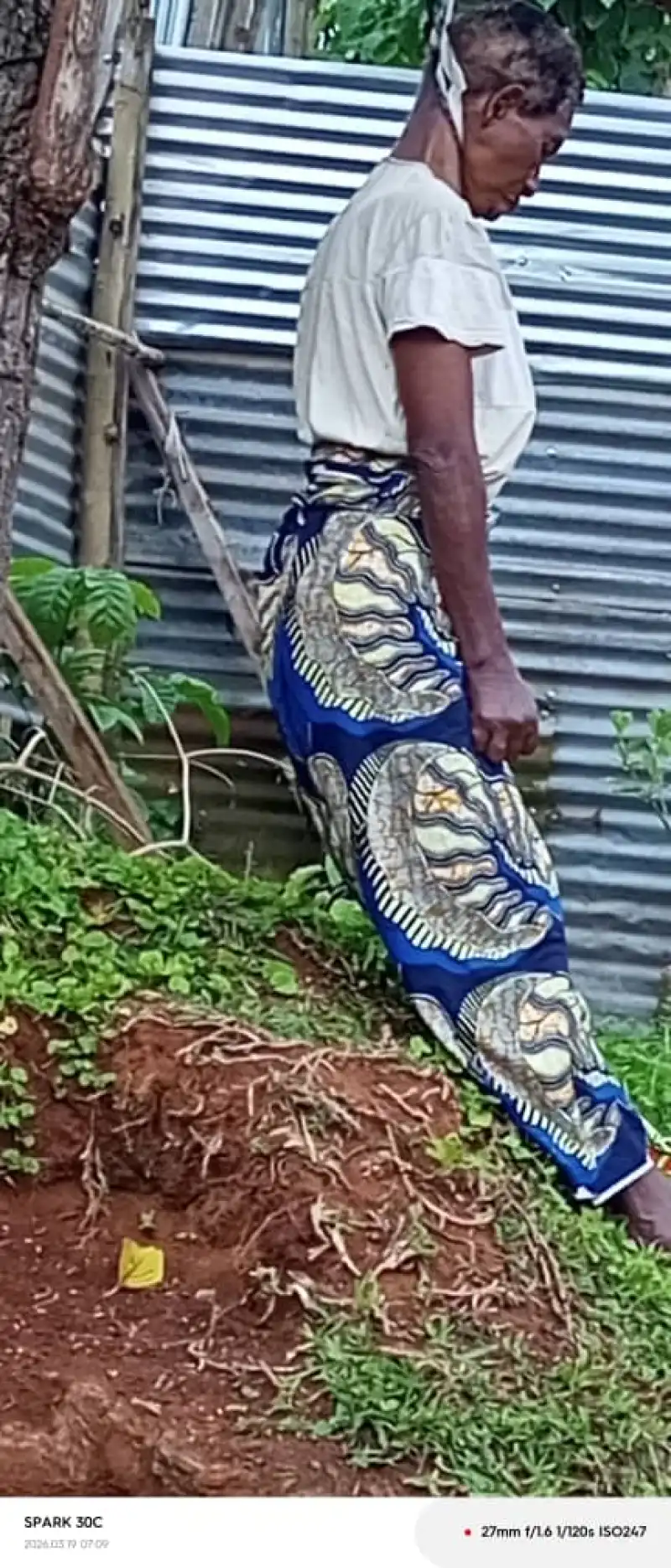 Image 19 mars 2026, dans le quartier Malepe (cellule Boulevard Beu, avenue Saliboko), une femme âgée de 71 ans, veuve et mère de plusieurs enfants, a été retrouvée morte par pendaison à son domicile.
Selon Vianney Kenda-kenda Mikene, président de la société civile locale, les circonstances exactes du drame ne sont pas encore connues. Toutefois, la victime présentait des signes de détresse psychologique et souffrait d’un sentiment de solitude depuis le décès de son mari, malgré la présence de voisins.
Face à ce drame, la société civile lance un appel à la population :
être plus attentif aux personnes du troisième âge,
leur offrir un accompagnement moral et social,
lutter contre l’isolement et la détresse psychologique.
Le message principal est la nécessité de protéger la santé mentale des personnes âgées et de renforcer la solidarité communautaire.
Idée centrale pour interview
👉 Le suicide d’une personne âgée met en lumière le problème de solitude et de santé mentale chez les seniors, et appelle à une responsabilité collective de soutien et d’encadrement.