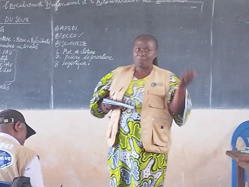 Image Lors de l’assemblée générale de l’Action Citoyenne pour l’Encadrement Professionnel et l’Autonomisation des Vulnérables (ACEPAV) en Ville de Beni.

Madame la Coordinatrice de l’AFEDI-RDC  a présenté un exposé sur l’autonomisation de la femme.

D'après Madame Stella, Coordinatrice de l’AFEDI-RDC, « l’autonomisation est la clé du bien-être familial».
Elle a souligné que l’autonomisation permet de prendre des décisions ensemble, d’améliorer la paix et les conditions de vie au sein de la famille. Elle permet également à chaque femme  de s’informer, de connaître ses droits, de renforcer sa confiance en soi et de participer activement à la vie familiale et communautaire.
 L’autonomisation peut être définie comme un processus de capacitation, de liberté et de pouvoir d’agir. Elle permet à chaque individu de prendre des décisions éclairées, d’améliorer ses conditions de vie et de contribuer activement au développement de sa famille et de sa communauté.
NB : L’implication des hommes dans l’autonomisation de la femme est indispensable pour soutenir les femmes et renforcer l’harmonie familiale.
Conditions de réussite
La réussite de l’autonomisation passe par :
- L’encouragement du dialogue
- La formation
- La collaboration pour un développement durable. 
Elle a encouragé les mamans à prendre des initiatives en brisant la peur et les faux jugements.

L'AFEDI-RDC disponibilise des formations et d'accompagnement dans les domaines d'interventions: 
- Entreprenariat,
- La bonne gouvernance et la paix,
- Autonomisation de la femme,
- Sécurité Alimentaire, 
- VGB,
- Environnement,
- Santé et Nutrition,
- Protection.

Cellule de Com.