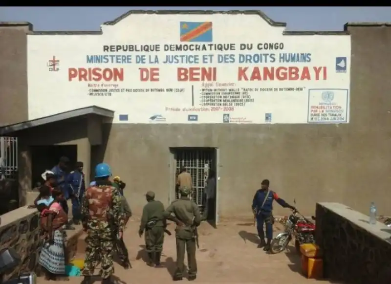 Image Beni: Un détenu arreté net dans une tentative d'invasion ce Samedi à la prison centrale de Beni-Kangwayi.

Les geôliers de la prison centrale de Beni-Kangwayi stoppent un prisonnier en voie d'invasion à l'avant-midi de ce Samedi 02 mai 2026,au quartier Benengule dans la Commune de Beu.
L'alerte émane par chiffre kabonga le rapporteur de la société civile forces-vives de Beu qui salue cette promptitude des militaires commis à la garde de cette maison carcérale avant de demander à la population de ne pas paniquer, c'est ce qui explique la détonation d'armes entendue ce matin dans la Commune de Beu.
_Sergio Sirimatwi depuis Beni_