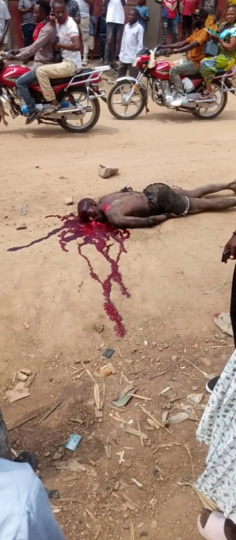 Image DÉCLARATION DE LA SOCIÉTÉ CIVILE FORCES VIVES DE LA COMMUNE DE BEU

La Société civile Forces vives de la commune de Beu exprime sa profonde consternation et condamne avec fermeté l'acte de barbarie ainsi que l'intolérance ayant conduit au cas de justice populaire survenu dans le quartier Benengule.
Nous tenons à rappeler à la population que notre commune dispose d'autorités légalement établies et compétentes pour assurer la sécurité des citoyens et faire respecter la loi. Quelles que soient les circonstances, nul n'a le droit de se faire justice soi-même ni de mettre fin à la vie d'un citoyen par des actes de barbarie, conformément aux lois de la République.
La justice populaire constitue une violation grave des droits humains et de l'État de droit. Nous invitons donc la population à collaborer avec les services compétents et à dénoncer tout présumé auteur d'infraction auprès des autorités habilitées.
Par ailleurs, nous demandons aux autorités compétentes d'ouvrir une enquête approfondie afin d'identifier les responsables de ces actes et de les traduire en justice conformément à la loi.

Fait à Beu, le 14/06/2026
La Société civile Forces vives de la commune de Beu
Rapporteur chiffre kabonga