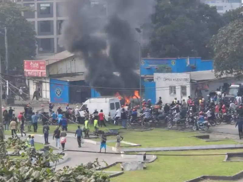 Image ⛔ KINSHASA | Tensions à Kasa-Vubu  Un climat de tension a été observé ce mardi dans la commune de Kasa-Vubu, à Kinshasa, à la suite du décès d’un conducteur de moto-taxi (« Wewa ») survenu après une opération de contrôle menée par des agents des Transports.  Selon les premières informations, le motocycliste aurait tenté d’échapper au contrôle avant de terminer sa course dans un caniveau où se trouvaient des câbles électriques. Il serait décédé par électrocution sur place, rapporte Parole Écrite.  En réaction à ce drame, plusieurs de ses collègues se sont rassemblés et s’en sont pris aux forces de l’ordre. Ils auraient notamment tenté d’incendier le sous-commissariat de police situé au rond-point Force Publique. La Police est rapidement intervenue pour rétablir l’ordre.  Plusieurs manifestants ont été interpellés au cours des opérations.  À l’heure actuelle, la situation est redevenue calme, même si les autorités poursuivent les investigations afin d’établir les circonstances exactes de cet incident.