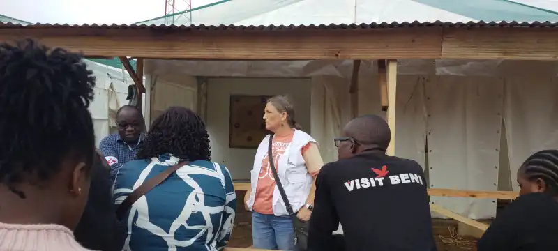 Image Une visite guidée a été effectuée mardi 21 juillet 2026 au centre de traitement Ebola en cours de construction à Beni en faveur des journalistes de cette ville.Selon madame MARCELLA  de médecin sans frontières  et coordinatrice de ce centre, cette œuvre aménagée de 32 lits est construite dans le but de suppléer le CTE de l'hôpital général de référence de Béni.