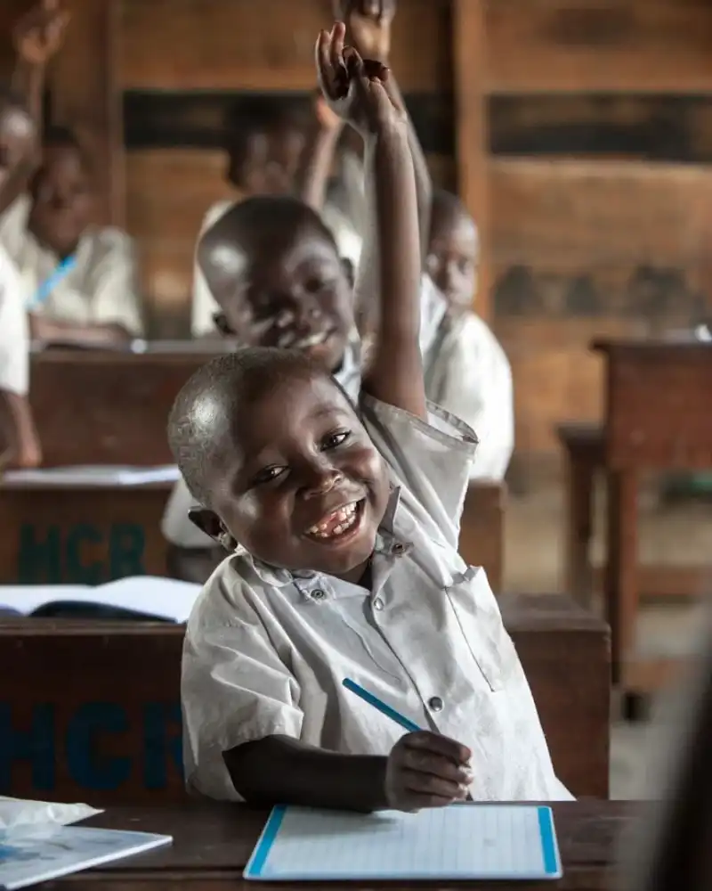 Image L'éducation de la jeunesse à la citoyenneté forme des citoyens responsables, respectueux des droits et conscients de leurs devoirs envers la société. Elle développe l'esprit critique, le sens du vivre-ensemble et l'engagement pour le bien commun. Une jeunesse bien éduquée à la citoyenneté contribue à bâtir une nation pacifique, démocratique et prospère.