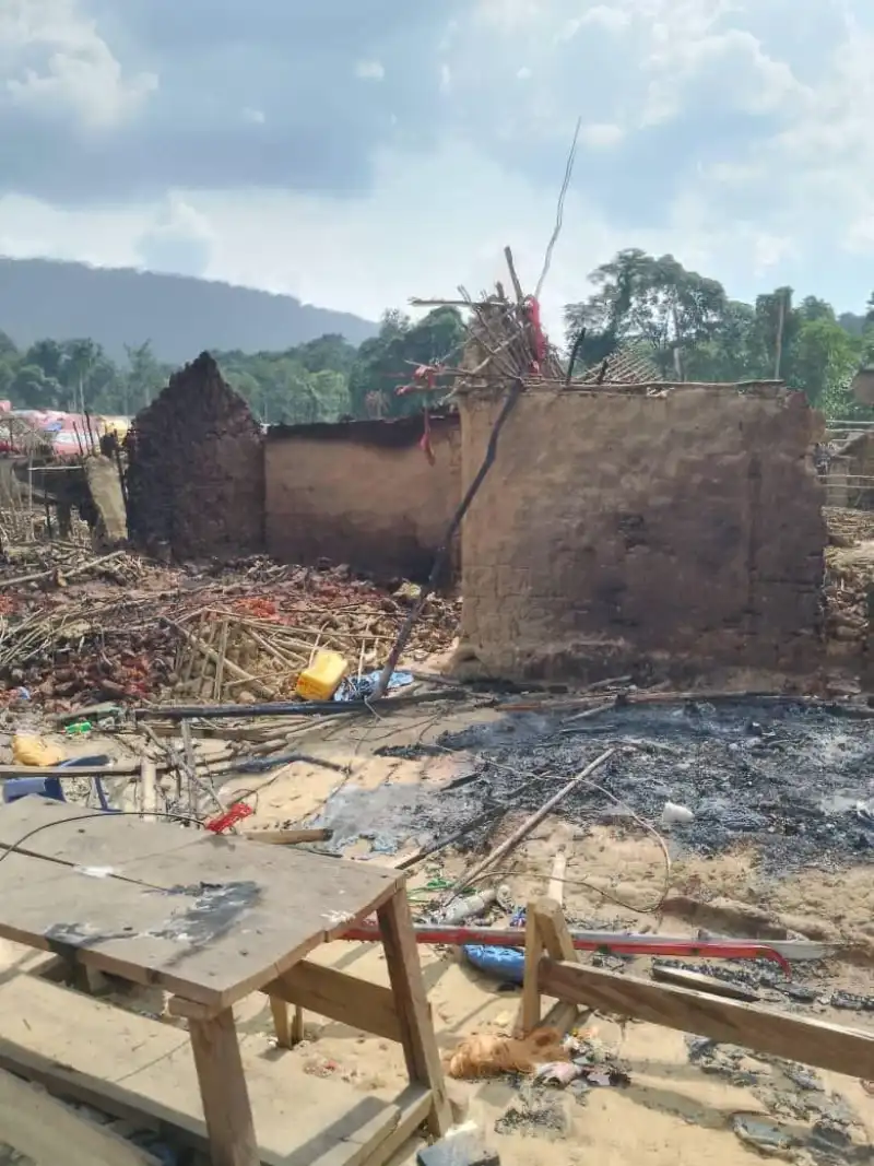 Image Une nouvelle attaque attribuée aux présumés rebelles ADF a été signalée le lundi 20 juillet 2026 au carré minier de Mambau, situé dans le groupement Bakaheku, chefferie de Babila-Babombi, en territoire de Mambasa en Ituri.  Selon des sources locales, les assaillants auraient incendié plusieurs habitations, pillé des biens commerciaux et pris en otage un nombre encore indéterminé de civils. Cette attaque intervient quelques jours après l'incendie de plusieurs cases à Tepe, également attribué aux mêmes combattants.  Les mêmes sources indiquent que les assaillants seraient passés par Camp Libération, après avoir traversé la rivière Soumo, avant de se diriger vers Kambau, en territoire de Lubero.