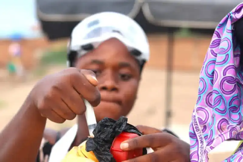 Image À 18 ans, Mariette n'avait pas le choix.  Privée d'eau potable après les inondations, elle devait puiser l'eau du lac Tanganyika, pourtant c'estune eau souillée qui rendait sa famille malade.  Mais sur la rive, Rita veille.  Chaque jour, Rita dose précisément le chlore pour traiter l'eau des bidons. Un geste simple, répétitif, mais qui sauve des vies.  « Par jour, c'est environ 240 personnes qui passent chez moi. C'est une fierté de mettre ces familles à l'abri des maladies. » Rita, chloratrice chez Oxfam.  C’est toute une chaîne de solidarité qui s’est mobilisée. Grâce à la synergie entre Oxfam, la Dutch Relief Alliance (DRA) et les autres acteurs humanitaires internationaux et locaux. Dans le cadre du projet ACTUS CRISIS, l'effort collectif a permis de baisser la courbe de l'épidémie de choléra et de redonner de l'espoir à plus de 15 000 personnes.

Blair