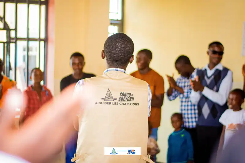 Image Depuis la réapparition de cette nouvelle souche du virus, l’urgence est plus que préoccupante au sein de notre communauté. Nos équipes de Lift Afrika et de Congo and Beyond sont mobilisées sur le terrain auprès de toutes les couches de la population : églises, écoles, structures sanitaires, hôpitaux et organisations communautaires, afin de sensibiliser. Notre arme est l’éducation, et il est crucial de l’utiliser aujourd’hui pour former et informer, car la mise en pratique des bonnes mesures demeure la première solution efficace pour isoler ce virus qui a déjà causé plus de 1 000 décès en République démocratique du Congo, selon les données de l’OMS et du ministère de la Santé de la RDC. La responsabilité nous incombe à tous pour stopper Ebola. 

_____ 
#LiftAfrika #ShapingChampions #CongoAndBeyond#stopebola