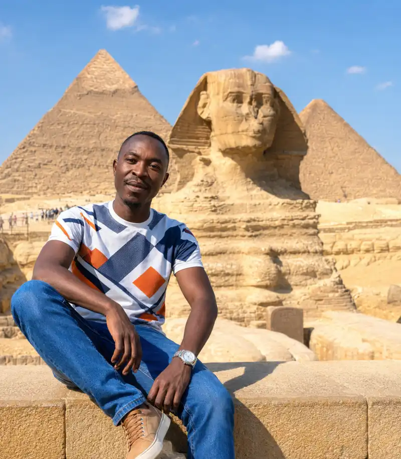 Image Un citoyen qui visite l'Égypte ne peut véritablement repartir sans découvrir les majestueuses pyramides de Gizeh. Témoins d'une civilisation millénaire, elles incarnent la grandeur, le génie et l'histoire de l'Égypte antique. Se tenir devant ces monuments emblématiques est une expérience unique, où l'on ressent toute la richesse d'un patrimoine qui fascine le monde entier. Admirer les pyramides, c'est vivre un moment inoubliable et emporter avec soi un souvenir qui restera gravé à jamais
