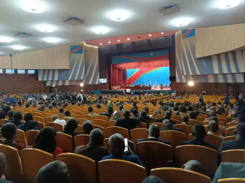 Image Le ministère de l'Intérieur en RDC appelle à la cohabitation pacifique au sein des assemblées provinciales. Ce message soulève des questions cruciales : comment garantir un dialogue constructif entre différentes opinions politiques ? Les tensions au sein des institutions peuvent-elles nuire à la démocratie locale ? La cohabitation ne doit-elle pas passer par une meilleure représentation des citoyens et une transparence accrue ? Il est essentiel de réfléchir ensemble à ces enjeux pour construire un avenir politique apaisé. Qu’en pensez-vous ?