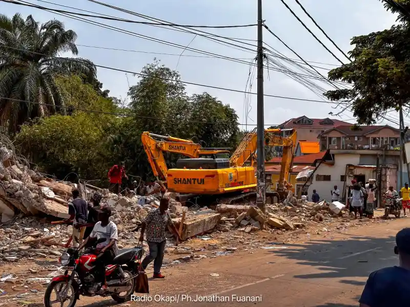 Image La récente démolition de maisons à Kolwezi, sans indemnisation adéquate pour les familles touchées, soulève des questions cruciales sur la protection des droits des citoyens. Dix organisations de la société civile dénoncent ces actions, qui interviennent dans un contexte d'expansion des infrastructures. Ce type de situation expose les tensions entre développement économique et respect des droits humains. Les voix des habitants doivent-elles être entendues dans ces décisions ? Qu’en pensez-vous ?