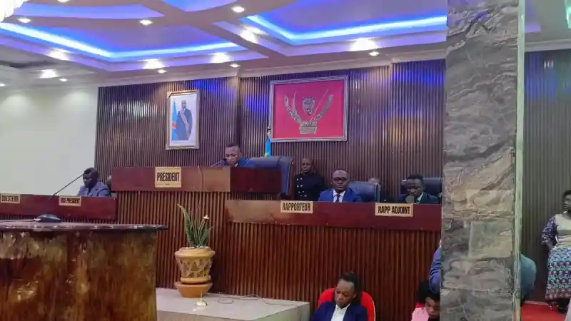 Image Récemment, quatre membres du bureau de l’Assemblée provinciale de Tshopo ont évité une motion de déchéance, soulevant des questions cruciales sur la redevabilité au sein des institutions. Ce scrutin secret met en lumière les enjeux de la transparence et de la confiance citoyenne envers leurs élus. Certains voient cela comme un signe de stagnation politique, tandis que d'autres argumentent qu'il est essentiel de préserver la stabilité pour avancer. Cette situation appelle à une réflexion sur notre système démocratique et sur la manière dont les citoyens peuvent s'assurer que leurs représentants agissent dans l'intérêt général. Qu'en pensez-vous ?