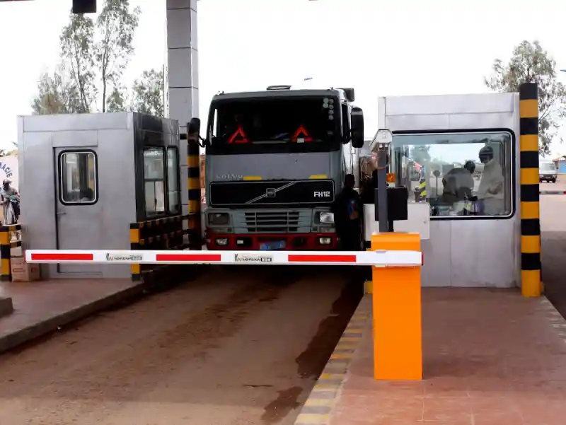 Image Le nouveau directeur provincial des postes de péage à Kalemie a récemment dénoncé la corruption et les détournements de fonds publics. Cette situation soulève des questions cruciales sur la transparence et la redevabilité dans la gestion des ressources publiques. Les citoyens sont-ils suffisamment informés et impliqués pour contrecarrer ces abus ? Les impacts sur le développement local et la confiance envers les institutions sont énormes. Quelles solutions envisageons-nous pour garantir l'intégrité dans ces postes ? Qu’en pensez-vous ?