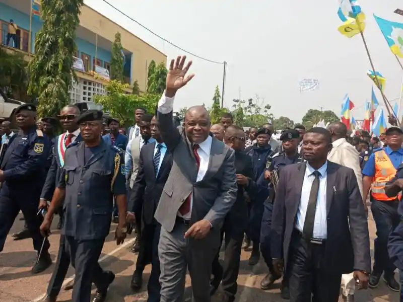 Image La situation politique au Kwango soulève des questions cruciales sur la gouvernance et la responsabilité des dirigeants. La motion de défiance contre le gouverneur Willy Bitwisila, après une fronde similaire contre le président de l'Assemblée, met en lumière les défis de la démocratie locale. Quels impacts cela pourrait-il avoir sur la stabilité de la province et sur la confiance des citoyens envers leurs élus ? Ce débat soulève également des opinions divergentes concernant la légitimité de ces actions. Qu'en pensez-vous ?