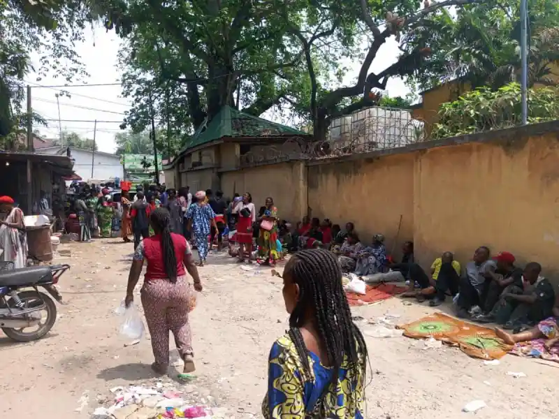 Image Depuis deux jours, des sinistrés des inondations de Kinshasa campent près de la présidence pour revendiquer leurs droits à l'indemnisation. Cette situation met en lumière les responsabilités des autorités face aux catastrophes naturelles et soulève des questions sur la gestion des crises. Les opinions divergent sur l'efficacité des réponses gouvernementales et sur la solidarité citoyenne. Il est essentiel de débattre de la manière dont notre société peut mieux protéger ses membres les plus vulnérables face aux aléas climatiques. Qu’en pensez-vous ?