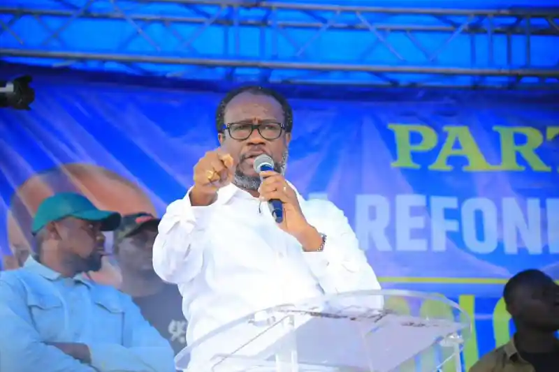 Image Lors d'un rassemblement à Kinshasa, Delly Sesanga a présenté dix points pour sortir la RDC de sa crise actuelle, appelant à un dialogue inclusif. Ces propositions soulèvent des enjeux cruciaux : comment garantir leur mise en œuvre dans un contexte politique souvent polarisé ? Les opinions divergent sur l'efficacité de telles initiatives, certains y voyant une opportunité de réconciliation, d'autres un simple discours. Quel impact ces propositions pourraient-elles avoir sur la vie quotidienne des Congolais et sur la stabilité du pays ? Qu’en pensez-vous ?