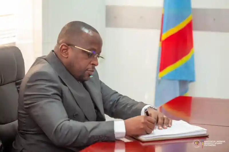 Image L'annonce du gouvernement congolais interdisant les activités du mouvement « Sauvons la RDC » soulève des questions importantes sur la liberté d'expression et le droit à la contestation dans le pays. Alors que certains voient cette décision comme une mesure de sécurité, d'autres y perçoivent un risque d'étouffement des voix dissidentes. Cette situation pourrait-elle exacerber les tensions politiques et sociales déjà présentes en RDC ? À quel point la participation citoyenne est-elle essentielle pour un véritable changement ? Qu’en pensez-vous ?