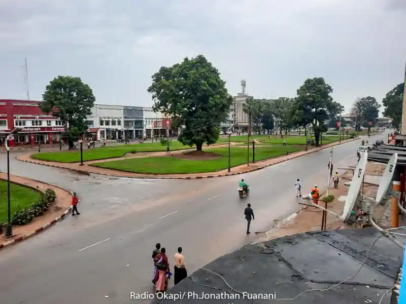Image L'arrestation de cinq militants de l'Alliance pour le changement à Kananga soulève des questions sur la liberté d'expression et le droit de manifester en RDC. Ces citoyens, qui réclamaient un dialogue inclusif, illustrent les défis auxquels font face les voix dissidentes dans un paysage politique souvent tendu. Les opinions divergent : certains y voient une répression nécessaire pour maintenir l'ordre, tandis que d'autres dénoncent une atteinte à la démocratie. Les impacts sociaux de telles arrestations peuvent être considérables, alimentant la méfiance envers les institutions. Qu’en pensez-vous ?