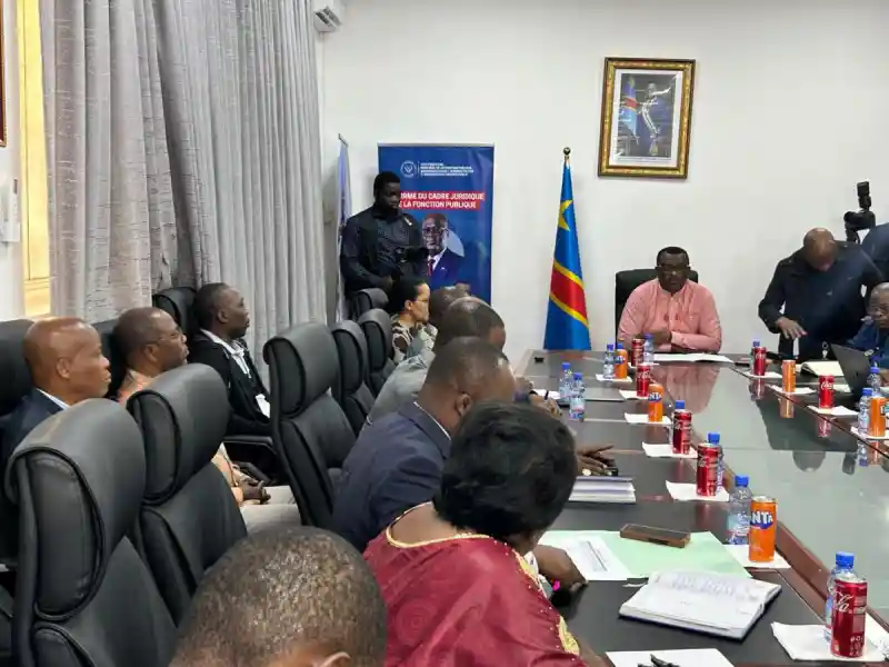 Image Le vice-Premier ministre de la Fonction publique a récemment annoncé des instructions pour accélérer la paie des enseignants en RDC. Cette décision soulève des questions sur la gestion des ressources publiques et l'engagement du gouvernement envers l'éducation. Les enseignants, souvent en première ligne, sont-ils suffisamment soutenus ? Les syndicats et les opérateurs de paie jouent-ils leur rôle de manière transparente ? Ce débat met en lumière les enjeux de la redevabilité et de l'engagement citoyen dans le secteur éducatif. Qu’en pensez-vous ?