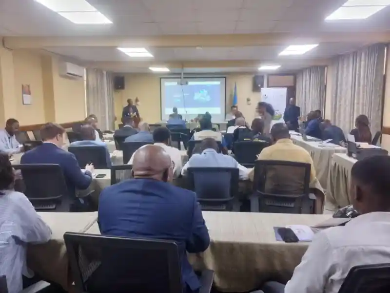 Image Le lancement de la plateforme « Mokengeli » par le CREFDL à Kinshasa soulève des questions importantes sur le contrôle citoyen des ressources extractives en RDC. Cette initiative pourrait renforcer la transparence et la redevabilité, mais elle nécessite une véritable implication des citoyens pour être efficace. Quels impacts peut-elle avoir sur la lutte contre la corruption et l'amélioration des conditions de vie ? Les opinions divergent : certains y voient une avancée majeure, d'autres un simple outil sans portée réelle. Qu’en pensez-vous ?