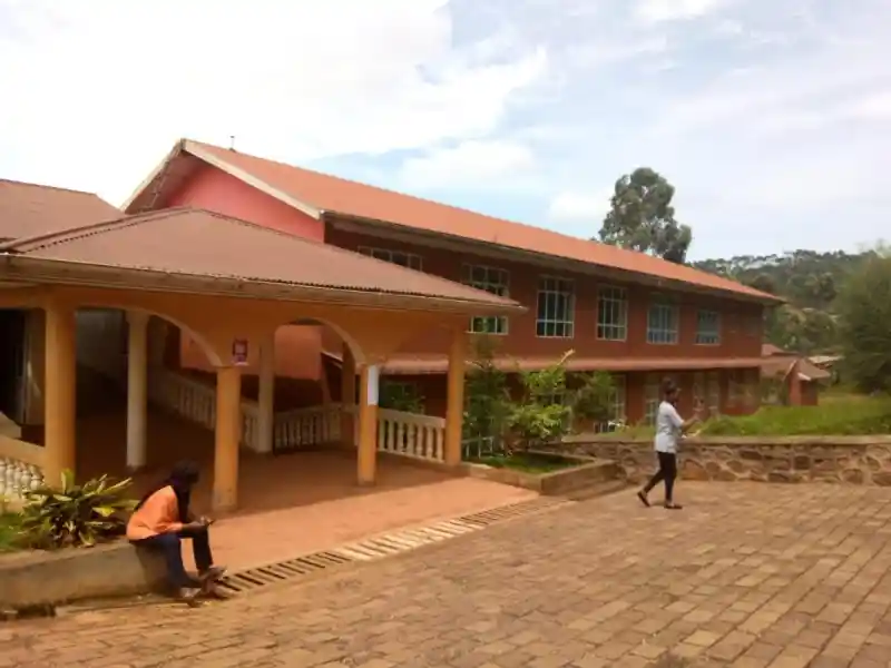Image Les étudiants de Lubero, installés à Butembo, s'unissent pour dénoncer la montée des attaques des ADF qui menacent leur sécurité et celle de leurs proches. Leur initiative de lancer des consultations citoyennes soulève des questions importantes sur la collaboration entre la population, les autorités et les forces de sécurité. Quels impacts peuvent avoir de telles démarches sur la résilience des communautés face à la violence ? Ce mouvement montre-t-il que les jeunes veulent jouer un rôle actif dans la gestion de leur sécurité ? Qu’en pensez-vous ?