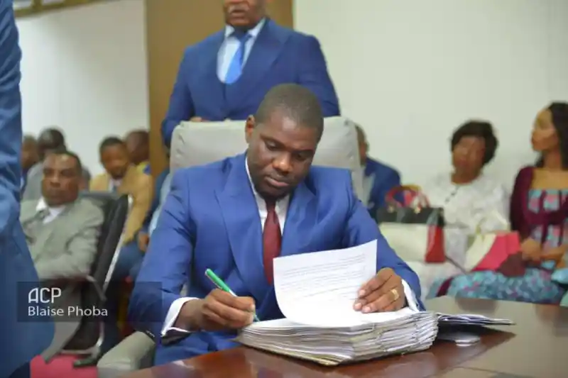 Image L'audition du gouverneur Grâce Nkuanga Bilolo dans une affaire de présumé détournement de fonds soulève des questions essentielles sur la redevabilité des dirigeants. Est-ce un pas vers une plus grande transparence dans la gestion publique, ou bien une manœuvre politique pour affaiblir un adversaire ? Les citoyens doivent se demander comment ces accusations pourraient impacter la confiance dans les institutions et la gouvernance locale. En quoi la justice peut-elle garantir un équilibre entre lutte contre la corruption et respect des droits des élus ? Qu’en pensez-vous ?