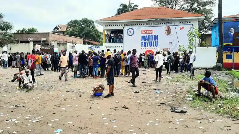 Image La commémoration du 34ᵉ anniversaire de la Marche des chrétiens à Kinshasa soulève des réflexions sur la mémoire collective et l'engagement des citoyens. Cette marche, symbole de lutte pour la démocratie, rappelle les sacrifices passés et interroge notre capacité à défendre nos droits aujourd'hui. Les tensions qui entourent cet événement mettent en lumière les divergences d'opinion sur la situation politique actuelle et la nécessité d'un dialogue constructif. Comment pouvons-nous, en tant que citoyens, honorer cette mémoire tout en participant activement à la vie démocratique ? Qu’en pensez-vous ?