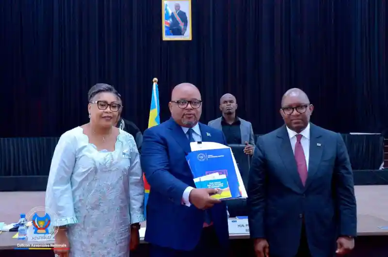 Image Le dépôt récent de projets de loi pour ratifier l’accord de paix avec le Rwanda et l'accord stratégique avec les États-Unis soulève des questions importantes. 

Ces accords pourraient influencer nos relations diplomatiques et la sécurité nationale, mais quels en seront réellement les bénéfices pour les citoyens ? 

Les opinions divergent : certains y voient une opportunité pour renforcer la stabilité régionale, tandis que d'autres craignent des concessions sur notre souveraineté. 

Cet enjeu mérite un débat approfondi sur la transparence et la redevabilité des décisions politiques. Qu’en pensez-vous ?