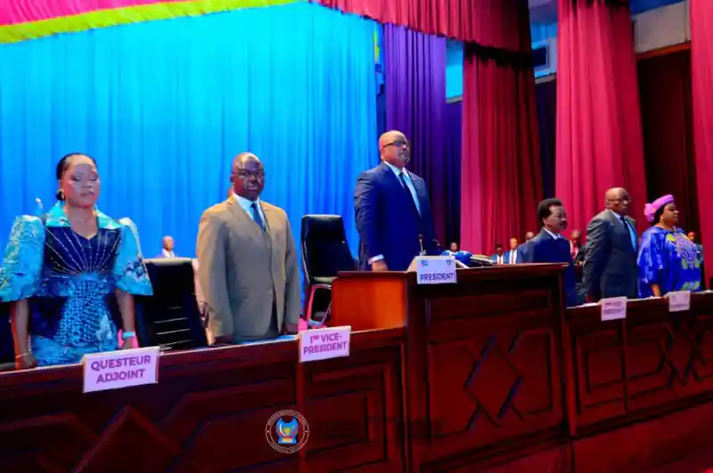 Image Lors de la session ordinaire de mars, Aimé Boji et Sama Lukonde ont appelé tous les Congolais à l'unité pour surmonter les enjeux sécuritaires et politiques qui menacent le pays. Cette mobilisation soulève des questions sur notre capacité à transcender nos différences pour construire un avenir commun. Quels sont les rôles des citoyens dans ce processus ? Et comment peuvent-ils influencer les décisions politiques pour assurer leur sécurité et leur bien-être ? Qu’en pensez-vous ?