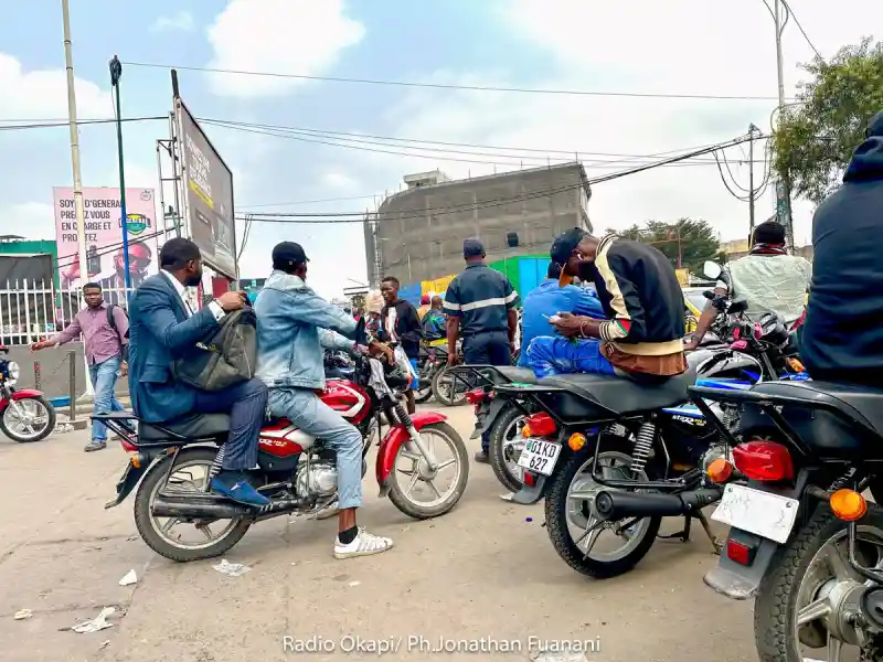Image L'initiative des autorités de Kinshasa pour identifier et numéroter les motos-taxis soulève des questions importantes sur la sécurité et l'ordre public. Si cette mesure vise à réduire l'anarchie, elle pourrait aussi exacerber les tensions entre les motocyclistes et les forces de l'ordre. Comment garantir un équilibre entre régulation et respect des droits des travailleurs ? Les citoyens pourraient-ils voir une amélioration réelle des conditions de transport ou cela ne ferait-il qu'ajouter une couche de bureaucratie ? Qu’en pensez-vous ?