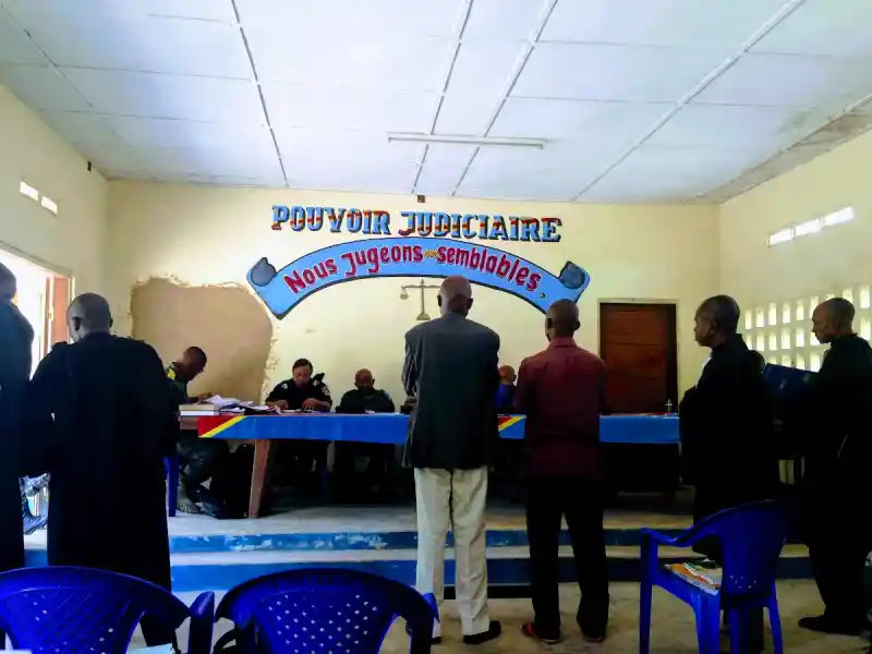 Image La Nouvelle société civile congolaise (NSCC) à Luebo s'oppose à la poursuite des anciens miliciens Kamuina Nsapu, soulignant que malgré la fin du conflit il y a huit ans, ces actions peuvent raviver des tensions et perpétuer un cycle de violence. Ce débat soulève des questions sur la justice transitionnelle et la réconciliation dans notre société. La manière dont nous traitons ces anciens combattants pourrait avoir des répercussions sur la paix et la stabilité politique de la région. Comment trouver un équilibre entre justice et réinsertion ? Qu’en pensez-vous ?
