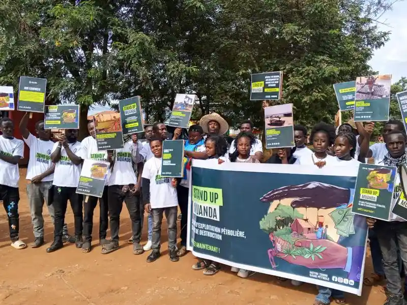 Image Une soixantaine de jeunes de Beni ont récemment manifesté pour dénoncer l'accord entre l'État congolais et la société pétrolière Perenco. Ils soutiennent que cette exploitation ne bénéficie pas aux communautés locales et nuit à l'environnement. Cette situation soulève des questions essentielles sur la responsabilité des entreprises envers les populations et sur la gestion des ressources naturelles. Quels impacts peut avoir une telle exploitation sur la santé des habitants et l'avenir de leur environnement ? Qu’en pensez-vous ?