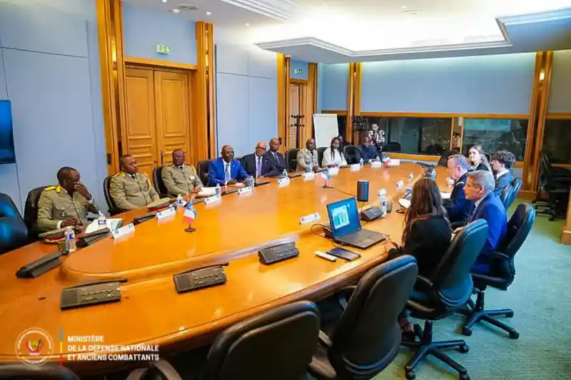 Image Le vice-Premier ministre congolais, Guy Kabombo, a récemment demandé l'intervention du Parlement français pour aider à restaurer la paix dans les Grands Lacs. Cette demande soulève des questions importantes : quel impact peut avoir l'implication de la France dans cette région ? Les opinions divergent entre ceux qui voient cela comme une nécessité pour stabiliser la région et ceux qui craignent une ingérence étrangère. Ce débat pourrait-il ouvrir la voie à une plus grande coopération internationale pour la paix ? Qu’en pensez-vous ?