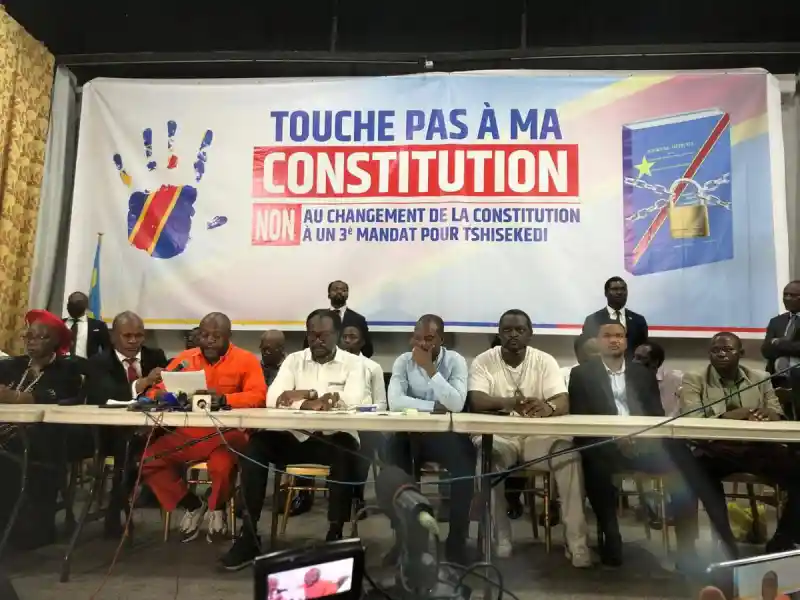 Image L'appel à une réforme constitutionnelle en RDC suscite des réactions divergentes, notamment de la part de l'opposition et de la société civile qui y voient une manœuvre pour détourner l'attention des véritables enjeux socio-politiques. Cette situation soulève des questions sur la transparence et la participation citoyenne dans le processus décisionnel. Les implications d'une telle révision pourraient affecter non seulement le cadre démocratique, mais aussi la confiance des citoyens envers leurs institutions. Quelle place accordons-nous à la voix des citoyens dans de telles décisions ? Qu’en pensez-vous ?