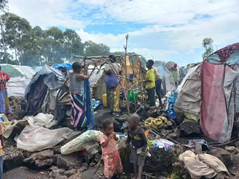 Image L'alerte de l'Assemblée provinciale du Nord-Kivu sur la détérioration des conditions de vie des populations soulève des questions essentielles sur notre responsabilité collective. Les groupes armés exacerbent une crise qui touche des milliers de personnes, laissant celles-ci dans des conditions précaires. Face à cette réalité, quel rôle jouent les institutions internationales et les gouvernements locaux ? Les citoyens doivent s'interroger sur leur capacité à agir et à faire entendre leur voix dans la recherche de solutions. Qu’en pensez-vous ?