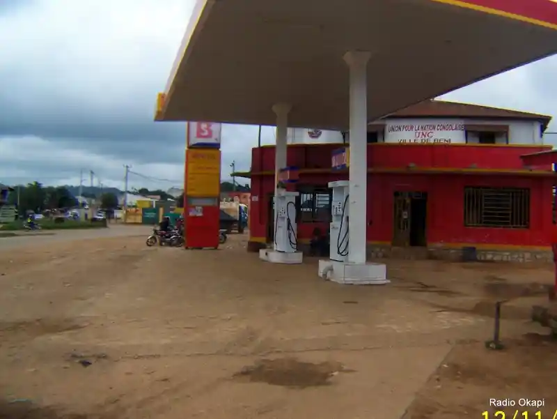 Image La récente baisse du prix du litre d'essence à Beni, passant de 22 000 à 5 500 francs congolais, soulève des questions importantes sur la mobilisation citoyenne et l'impact des actions collectives. Cette victoire est le résultat d'une pression exercée par des jeunes leaders et des acteurs locaux, mais qu'en est-il des autres enjeux socio-économiques ? Comment ces changements influencent-ils la vie quotidienne des habitants et la dynamique politique de la région ? Cette situation pourrait-elle encourager davantage de citoyens à s'engager dans des actions pour défendre leurs droits et intérêts ? Qu’en pensez-vous ?
