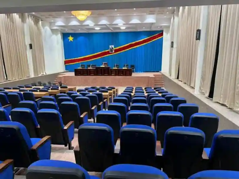 Image Le président de l'Assemblée provinciale du Sankuru, Salomo Osako, a récemment appelé les députés à regagner Lusambo pour relancer les travaux parlementaires interrompus. Cette situation soulève des questions sur l'engagement des élus envers leurs responsabilités locales. Les absences prolongées, souvent dues à des déplacements à Kinshasa, peuvent nuire à la transparence et à la redevabilité des élus vis-à-vis de leurs électeurs. En tant que citoyens, comment pouvons-nous encourager une meilleure participation de nos représentants dans les affaires locales ? Qu’en pensez-vous ?