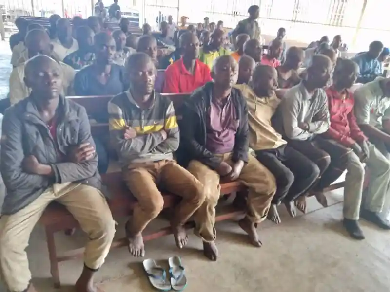 Image La société civile de Lubero appelle à la formation des Wazalendo sur les règles militaires et le droit international humanitaire. Cette initiative pose des questions sur la gestion des groupes armés et leur intégration dans un cadre légal. Les opinions divergent : certains y voient une opportunité de paix durable, tandis que d'autres craignent une militarisation accrue. Les implications pour la sécurité et le respect des droits humains sont considérables. Qu’en pensez-vous ?