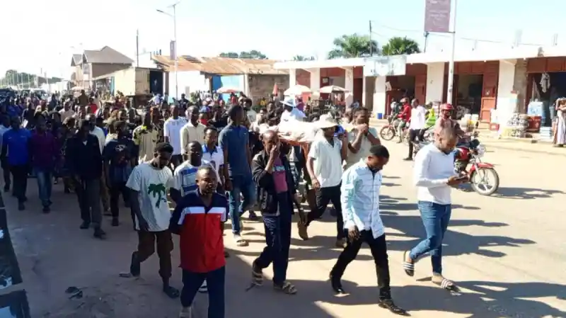 Image L’UDPS a récemment demandé la démission du gouverneur du Tanganyika, Christian Kitungwa, soulignant des problèmes de gestion qui nuisent à la sécurité et au bien-être des citoyens. Cette situation soulève des enjeux importants : comment garantir une gouvernance efficace et responsable ? Les opinions divergent sur la responsabilité des autorités et le rôle des citoyens dans le suivi des actions gouvernementales. Quels impacts ces décisions peuvent-elles avoir sur la confiance des populations envers leurs dirigeants ? Qu’en pensez-vous ?