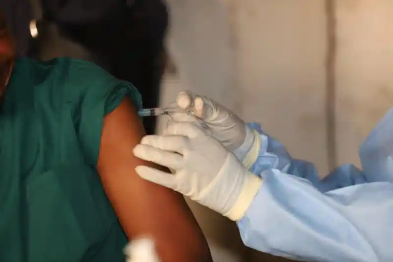 Image La société civile du Nord-Kivu tire la sonnette d'alarme face à l'épidémie d'Ebola. Les groupes de Beni, Lubero, Butembo et Goma appellent à une action rapide des autorités pour déployer des moyens de prévention et de riposte. Cela soulève des questions sur la responsabilité des gouvernements en matière de santé publique et sur l'importance d'une information fiable pour éviter la panique. Quelle place pour les citoyens dans la gestion de cette crise ? Quelles initiatives peuvent-ils prendre pour soutenir la lutte contre la désinformation et promouvoir des mesures de sécurité ? Qu’en pensez-vous ?