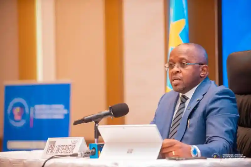 Image Jacquemain Shabani a récemment exhorté les députés provinciaux du Kongo Central à rechercher des solutions pour assurer la stabilité au sein de leur Assemblée. Cette invitation soulève des questions sur la gouvernance locale et l'importance d'un dialogue constructif entre élus. Les opinions divergent : certains estiment que la stabilité est essentielle pour le développement régional, tandis que d'autres craignent qu'elle ne signifie un manque de diversité dans les débats. Quelles solutions peuvent réellement favoriser une meilleure collaboration tout en respectant les différentes voix au sein de l'Assemblée ? Qu’en pensez-vous ?