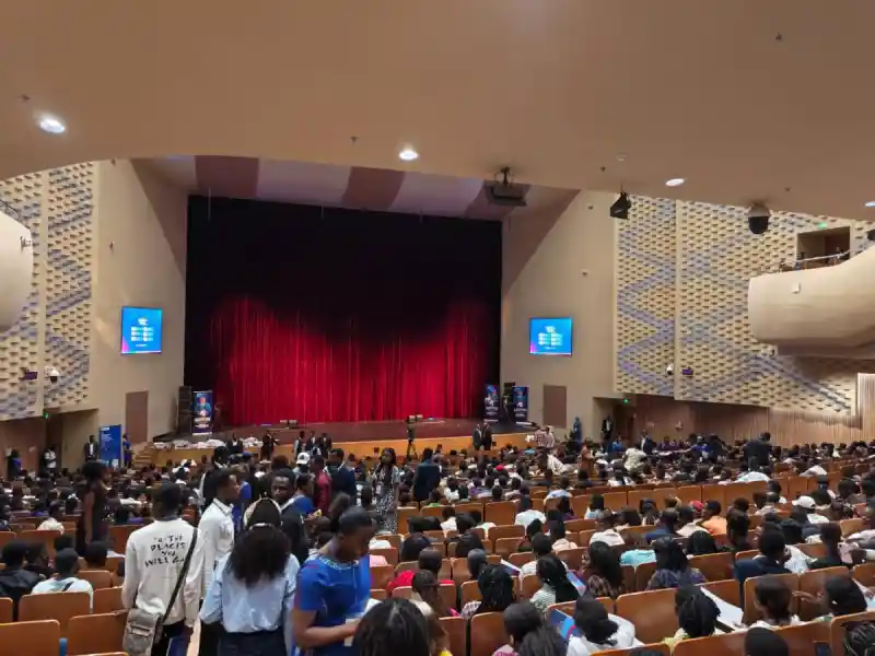 Image Les discussions sur une réforme constitutionnelle en République Démocratique du Congo suscitent des opinions variées parmi les jeunes. Certains estiment qu'un changement est nécessaire pour renforcer la démocratie, tandis que d'autres craignent des dérives politiques. L'initiative 'La jeunesse parle Constitution' incite à un débat serein, soulignant l'importance de l'engagement civique pour façonner un avenir commun. Les jeunes doivent-ils être des acteurs de ce changement ou rester en retrait face aux enjeux politiques ? Qu’en pensez-vous ?