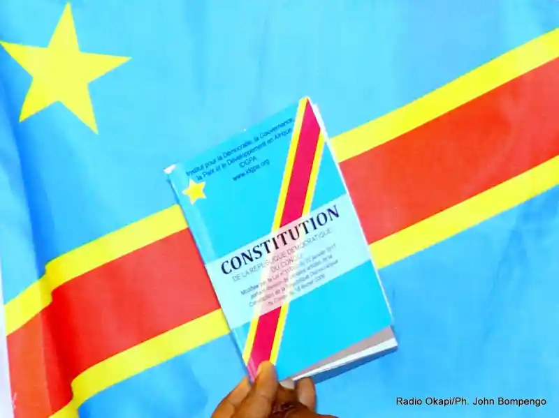 Image La révision de la Constitution en RDC soulève des passions. D'un côté, certains plaident pour un changement qui pourrait moderniser le cadre légal et favoriser la gouvernance. De l'autre, des voix s'élèvent contre toute modification, craignant une dérive autoritaire ou une exclusion de certaines voix. Ce débat est essentiel, car il touche à la démocratie et à l'avenir du pays. Comment assurer que les intérêts de tous soient pris en compte dans ce processus ? Qu’en pensez-vous ?