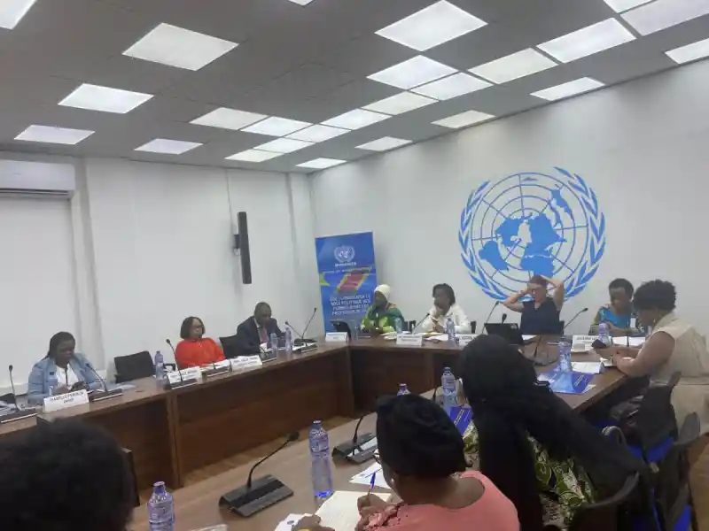 Image Un groupe de femmes parlementaires et leaders de la société civile s'engage à renforcer leur rôle dans les processus de paix en RDC. Leur détermination soulève des questions sur l'égalité des genres et l'impact de la participation féminine dans la résolution des conflits. Alors que des voix s'élèvent pour une inclusion accrue, quel est le véritable pouvoir des femmes dans ces discussions souvent dominées par des hommes ? La paix durable dépend-elle de la représentation équitable ? Qu’en pensez-vous ?